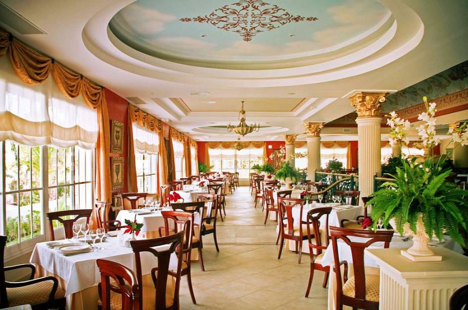 O Bahia Principe Esmeralda possui diversos restaurantes com as mais diferentes especialidades O Bahia Principe Esmeralda possui diversos restaurantes com as mais diferentes especialidades