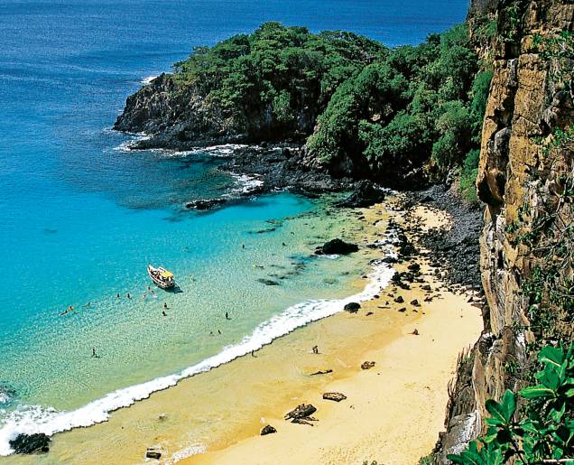 Fernando de Noronha detém algumas das praias mais bonitas do Brasil. Na <strong>Baía do Sancho</strong> (foto), águas cristalinas e falésias cobertas por vegetação formam uma das mais belas paisagens do litoral brasileiro