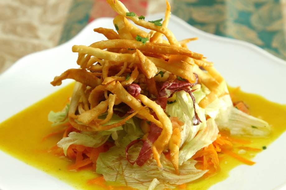 Salada de folhas coloridas, frango grelhado, croutons de bacon, milho, mussarela e tomate em vinagrete de mel com Dijon Salada de folhas coloridas, frango grelhado, croutons de bacon, milho, mussarela e tomate em vinagrete de mel com Dijon