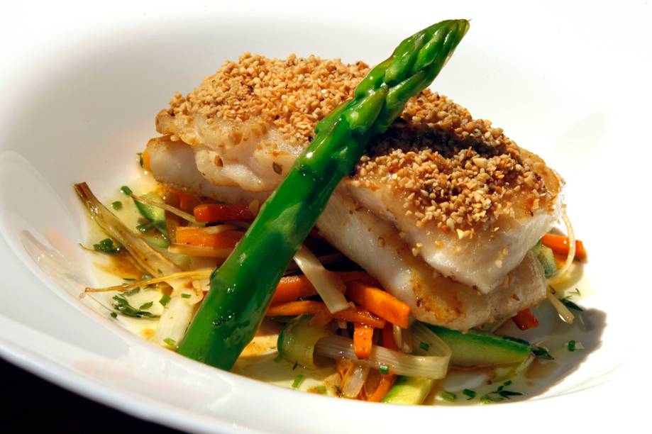 Filé de panga grelhado com crosta de xerém sobre julienne de legumes sauté Filé de panga grelhado com crosta de xerém sobre julienne de legumes sauté