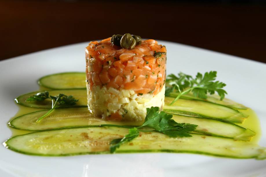 Salmão e palmito sobre Carpaccio de abrobrinha e folhas verdes