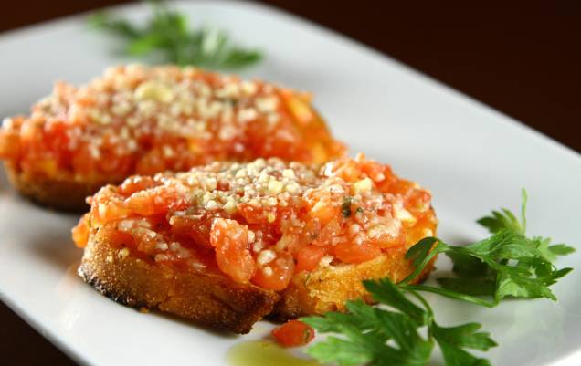 Bruschetta de tomate, opção de entrada da <strong>Piccola Pizzeria</strong> Bruschetta de tomate, opção de entrada da <strong>Piccola Pizzeria</strong>