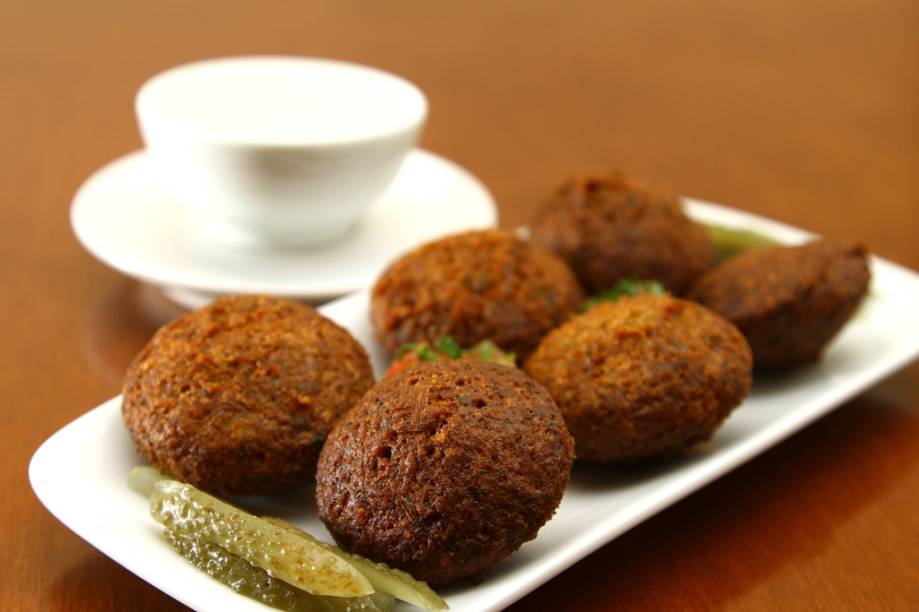 Falefel: Bolinhos de grão de bico e fava seca, acompanhados de tomates e salsas picados com picles e molho tarator Falefel: Bolinhos de grão de bico e fava seca, acompanhados de tomates e salsas picados com picles e molho tarator