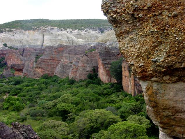 O Baixão da Pedra Furada é a atração mais visitada no Parque Nacional da Serra da Capivara. Do alto da Pedra, a vista é deslumbrante