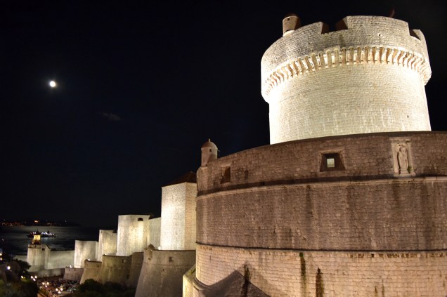 A muralha ganha uma iluminação caprichada de noite, quando passear pela cidade é mais tranquilo