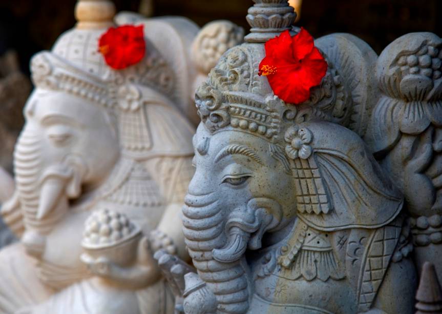 <strong>Bali, Indonésia</strong>    Uma das mais de 13 mil ilhas da <a href="https://viajeaqui.abril.com.br/paises/indonesia" rel="Indonésia" target="_blank">Indonésia</a>, <a href="https://viajeaqui.abril.com.br/cidades/indonesia-bali" rel="Bali" target="_blank"><strong>Bali</strong></a> pode ser o palco de casamentos na praia – diante do esplendor do Oceano Índico – ou mesmo em casas de campo. Os noivos, de trajes típicos, têm a chance de seguir rituais locais ou fazer uma cerimônia de acordo com seus próprios costumes religiosos. A <a href="https://www.baliweddingsinternational.com/" rel="Bali Weddings International" target="_blank">Bali Weddings International</a> é uma das empresas que organiza o serviço.