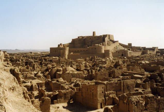 Bam, patrimônio da humanidade, antes do terremoto de 2003 que destruiu boa parte de seus edifícios de argila