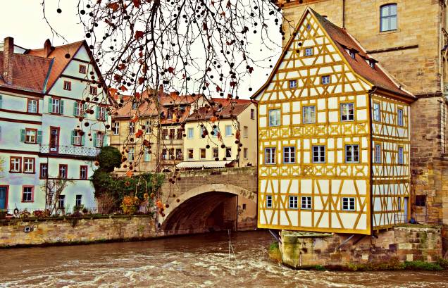 Em <strong>Bamberg</strong>, que faz parte da <a href="http://viajeaqui.abril.com.br/materias/baviera-alemanha-roteiro" target="_blank" rel="noopener">rota romântica da Baviera</a>, é possível encontrar uma boa cervejaria em qualquer esquina e se esbaldar harmonizando os bons rótulos com pratos típicos do país. Tombada como Patrimônio Mundial da Unesco em 1993 graças ao seu perfeito estado de conservação, a cidade também possui belos jardins floridos que valem pausas para as fotos. <a href="http://www.booking.com/city/de/bamberg.pt-br.html?aid=332455&label=viagemabril-vilasalemanha" target="_blank" rel="noopener"><em>Busque hospedagens em Bamberg no Booking.com</em></a>