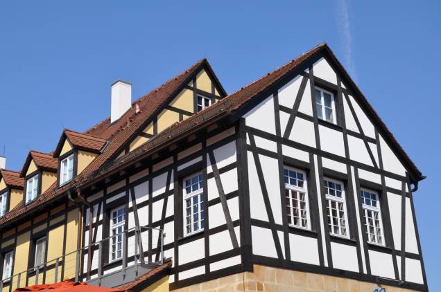 <strong>Bamberg, <a href="http://viajeaqui.abril.com.br/cidades/alemanha-baviera" rel="Baviera" target="_blank">Baviera</a>, <a href="http://viajeaqui.abril.com.br/paises/alemanha" rel="Alemanha" target="_blank">Alemanha</a></strong>            Essa casinha é um excelente exemplo do estilo enxaimel, típico das casas alemãs, que têm as paredes sustentadas com por hastes de madeira, principalmente na região das janelas, para dar suporte à estrutura da construção
