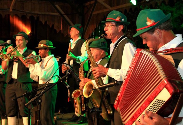 Banda folclórica alemã se apresenta na Festa da Colônia, em Gramado