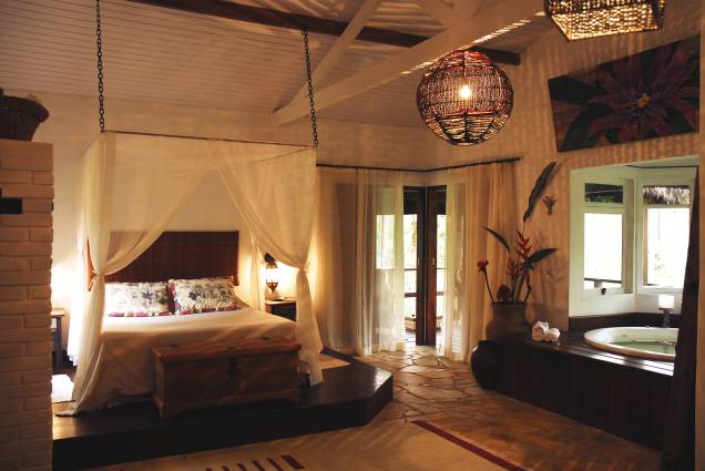 <strong>Pousada das Bromélias, Paraty (RJ)</strong><br /> <br /> A 17 quilômetros do Centro Histórico de <a href="https://viajeaqui.abril.com.br/cidades/br-rj-paraty" rel="Paraty">Paraty</a>, a <a href="https://viajeaqui.abril.com.br/estabelecimentos/br-rj-paraty-hospedagem-pousada-bromelias" rel="Pousada das Bromélias">Pousada das Bromélias</a> ainda tem vagas para quem pretende passar o Natal em meio a cachoeiras em plena Mata Atlântica. Os pacotes oferecidos pela pousada, de três ou quatro noites (entre 22 e 25 de dezembro) variam entre R$ 1.188 a R$ 1.700 o casal, de acordo com o bangalô escolhido, com café da manhã incluso. Quem comprar um pacote terá 50% desconto no banho aromaterapêutico na sala de ofurô para duas pessoas, dois ingressos para a Casa da Cultura, e 20% de desconto nos tratamentos corporais <strong>Pousada das Bromélias, Paraty (RJ)</strong><br /> <br /> A 17 quilômetros do Centro Histórico de <a href="https://viajeaqui.abril.com.br/cidades/br-rj-paraty" rel="Paraty">Paraty</a>, a <a href="https://viajeaqui.abril.com.br/estabelecimentos/br-rj-paraty-hospedagem-pousada-bromelias" rel="Pousada das Bromélias">Pousada das Bromélias</a> ainda tem vagas para quem pretende passar o Natal em meio a cachoeiras em plena Mata Atlântica. Os pacotes oferecidos pela pousada, de três ou quatro noites (entre 22 e 25 de dezembro) variam entre R$ 1.188 a R$ 1.700 o casal, de acordo com o bangalô escolhido, com café da manhã incluso. Quem comprar um pacote terá 50% desconto no banho aromaterapêutico na sala de ofurô para duas pessoas, dois ingressos para a Casa da Cultura, e 20% de desconto nos tratamentos corporais