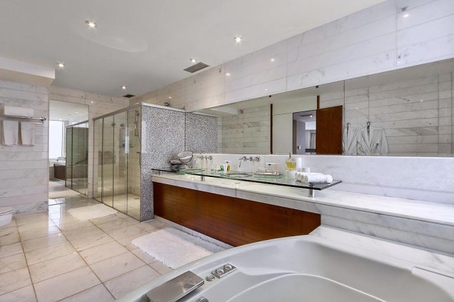 Banheiro da suíte presidencial do Royal Tulip Brasília Alvorada - quem se hospeda no quarto mais luxuoso do hotel tem direito a banheira de hidromassagem e um mordomo exclusivo