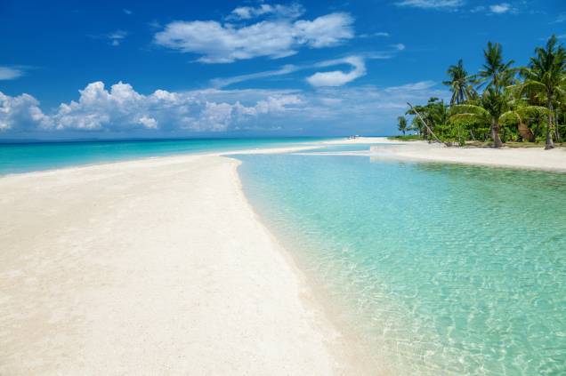 <strong>Bantayan Beach, Filipinas</strong>    A ilha é a perfeita síntese do verão: água de um mar verdinho, calmo e ideal para mergulho, céu azul e árvores que garantem sombras refrescantes. O lugar é ideal para casais e famílias em busca de tranquilidade    <em><a href="http://www.booking.com/city/ph/bantayan.pt-br.html?aid=332455&label=viagemabril-praias-da-malasia-tailandia-indonesia-e-filipinas" rel="Veja preços de hotéis em Bantayan Island no Booking.com" target="_blank">Veja preços de hotéis em Bantayan Island no Booking.com</a></em>