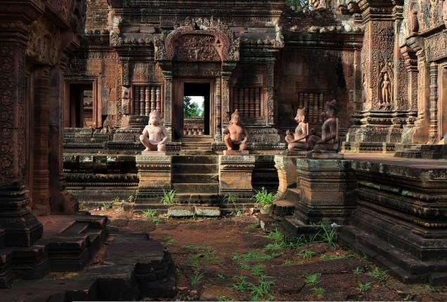 <strong>9. Banteay Srei</strong>Seus relevos nas paredes são de detalhamento e beleza excepcional, além de conter estátuas muito bem preservadas. O Banteay Srei é considerado "a joia da arte Khmer"
