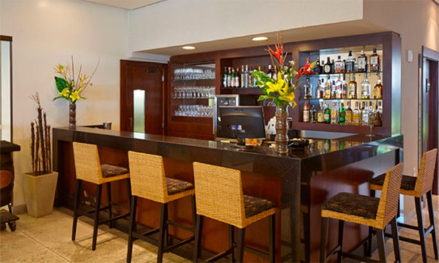 Bar do hotel Transamérica Prestige, em Recife, Pernambuco
