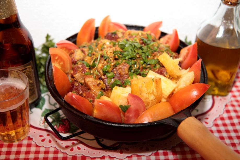 A <strong>Caçarola de Carne Seca</strong> desfiada, frita no azeite de dendê com castanha de caju é o carro-chefe do <strong>Bar do Cachaça</strong>, em <a href="https://viajeaqui.abril.com.br/cidades/br-sp-campinas" rel="Campinas" target="_blank"><strong>Campinas</strong></a>, durante o <strong>Comida di Buteco. </strong><em>Rua José Maria Lamaneres, 28, Vila Industrial, (19) 3772-0446, 3ª/dom 9h/22h</em> A <strong>Caçarola de Carne Seca</strong> desfiada, frita no azeite de dendê com castanha de caju é o carro-chefe do <strong>Bar do Cachaça</strong>, em <a href="https://viajeaqui.abril.com.br/cidades/br-sp-campinas" rel="Campinas" target="_blank"><strong>Campinas</strong></a>, durante o <strong>Comida di Buteco. </strong><em>Rua José Maria Lamaneres, 28, Vila Industrial, (19) 3772-0446, 3ª/dom 9h/22h</em>