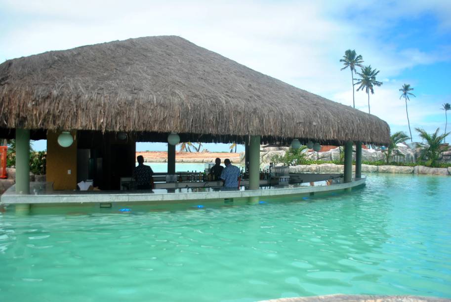 <a href="https://viajeaqui.abril.com.br/estabelecimentos/br-pe-porto-de-galinhas-hospedagem-enotel-acqua-club" rel="Enotel Acqua Club" target="_blank"><strong>Enotel Acqua Club</strong></a>        Para os adultos, bar aquático e dois restaurantes, além de outros confortos, fazem parte do resort. Os hóspedes têm acesso livre ao Enotel Convention & Spa.