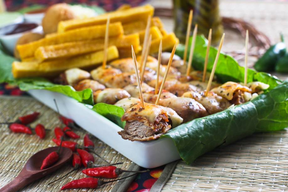 <strong>Bar Birô</strong>O tira-gosto <strong>Água na Boca</strong>, uma porção com filezinho de alcatra à parmegiana aperitivo, polenta frita, bolinho de mandioca quatro queijos, pasteizinhos de feijoada com molhinho barbacue ao sugo, pimenta e patê de salsinha, será servido durante o Comida di Buteco paulistano.<br /><strong>Onde:</strong> Rua Vergueiro, 1889/1877, Vila Mariana – Tel. (11) 5081-4040<br /><strong>Horário de funcionamento:</strong> segunda a sábado, das 17h às 3h. <strong>Bar Birô</strong>O tira-gosto <strong>Água na Boca</strong>, uma porção com filezinho de alcatra à parmegiana aperitivo, polenta frita, bolinho de mandioca quatro queijos, pasteizinhos de feijoada com molhinho barbacue ao sugo, pimenta e patê de salsinha, será servido durante o Comida di Buteco paulistano.<br /><strong>Onde:</strong> Rua Vergueiro, 1889/1877, Vila Mariana – Tel. (11) 5081-4040<br /><strong>Horário de funcionamento:</strong> segunda a sábado, das 17h às 3h.