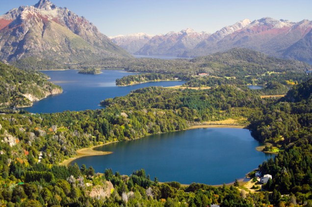 Vista dos lagos da região de Bariloche, uma das cidades mais procuradas pelos turistas brasileiros durante a alta temporada de inverno