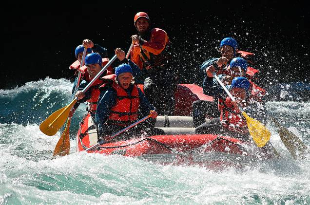 No verão, quando a temperatura chega perto dos 30 graus, é possível percorrer em um rafting os rios de água transparente de Bariloche