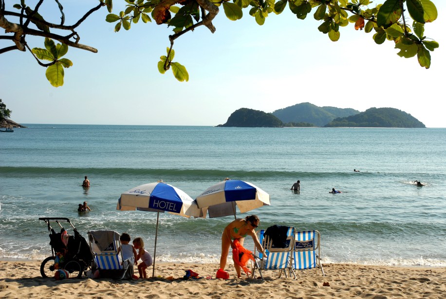 <strong>Barra do Sahy, São Sebastião (SP)</strong>                    O mar calmo atrai famílias com crianças, que lotam as areias da <a href="https://viajeaqui.abril.com.br/estabelecimentos/br-sp-sao-sebastiao-atracao-praia-da-barra-do-sahy" rel="Praia da Barra do Saí" target="_blank">Praia da Barra do Sahy</a> nos fins de semana – assim como os estrangeiros, público cativo deste canto de <a href="https://viajeaqui.abril.com.br/cidades/br-sp-sao-sebastiao" rel="São Sebastião" target="_blank">São Sebastião</a>. Só é preciso tomar cuidado com as pedras do Canto Bravo, à direita, onde se formam piscinas naturais