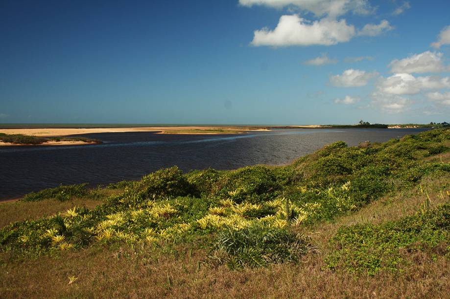 <strong>2. <a href="http://viajeaqui.abril.com.br/estabelecimentos/br-es-linhares-atracao-barra-seca" rel="Barra Seca, Linhares, Espírito Santo">Barra Seca, Linhares, Espírito Santo</a></strong>O trecho isolado de 250 metros de areia pode ser alcançado por travessia de barco de 5 minutos pelo Rio Ipiranga. É preciso parar o carro na estrada e procurar pelos barqueiros (combine o horário de retorno). A boa notícia é que a praia tem quiosques, banheiro e duchas