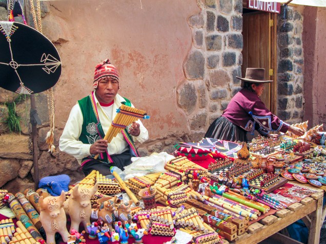 O grande atrativo do <a href="https://viagemeturismo.abril.com.br/paises/peru-3/" target="_blank">Peru</a> realmente são as lãs de lhama. Em várias cores, elas podem ser encontradas principalmente em forma de touca ou poncho. Ao lado delas, a outra lembrancinha típica do país são as flautas, as quais são coloridas e entalhadas com motivos étnicos peruanos. A de pã é a mais famosa, mas também se encontra muito a ocarina redonda