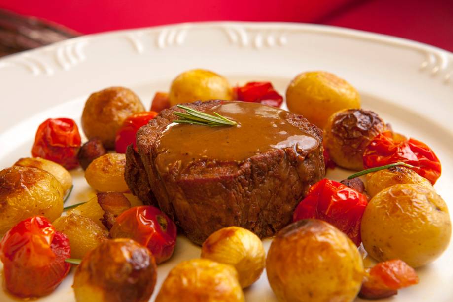 Filé mignon grelhado, tomate cereja, batatas calabresa, cebolas baby e bacon em cubo, sugestão de prato principal do jantar no <a href="https://viajeaqui.abril.com.br/estabelecimentos/br-rj-rio-de-janeiro-restaurante-barracuda" rel="Barracuda"><strong>Barracuda</strong></a>, servido na Rio Restaurant Week 2012 Filé mignon grelhado, tomate cereja, batatas calabresa, cebolas baby e bacon em cubo, sugestão de prato principal do jantar no <a href="https://viajeaqui.abril.com.br/estabelecimentos/br-rj-rio-de-janeiro-restaurante-barracuda" rel="Barracuda"><strong>Barracuda</strong></a>, servido na Rio Restaurant Week 2012