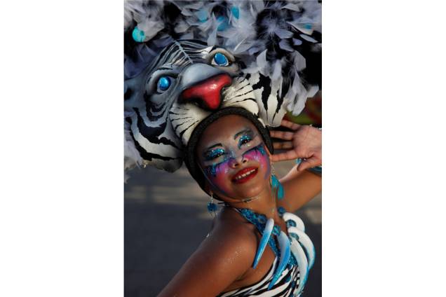 No Carnaval de Barranquilla, na Colombia, as crianças também vestem adereços e fantasias bem coloridas