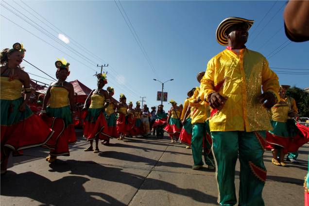 Desfiles acontecem nas ruas durante o Carnaval de Barranquilla, na Colombia