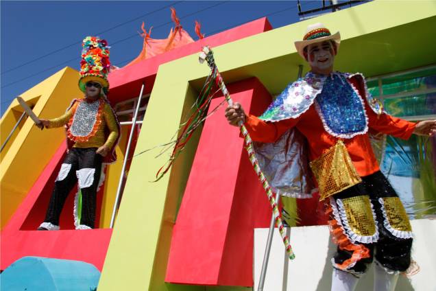 Foliões se divertem durante o Carnaval de Barranquilla, na Colombia