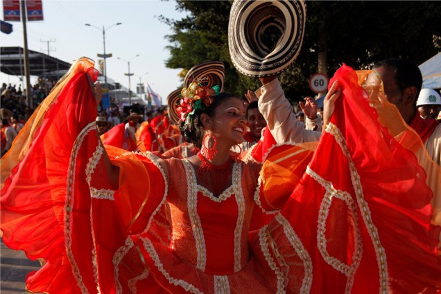 Danças típicas, como a cúmbia e a garatuja, animam os foliões durante o Carnaval de Barranquilla, na Colombia