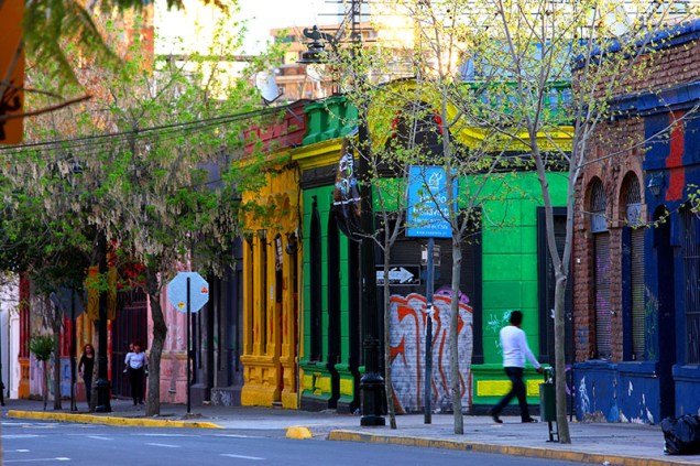 O Bairro de Bellavista é uma das principais atrações de Santiago do Chile. Marcado por grafites e muitas cores, ele possui uma atmosfera divertida e muito boêmia
