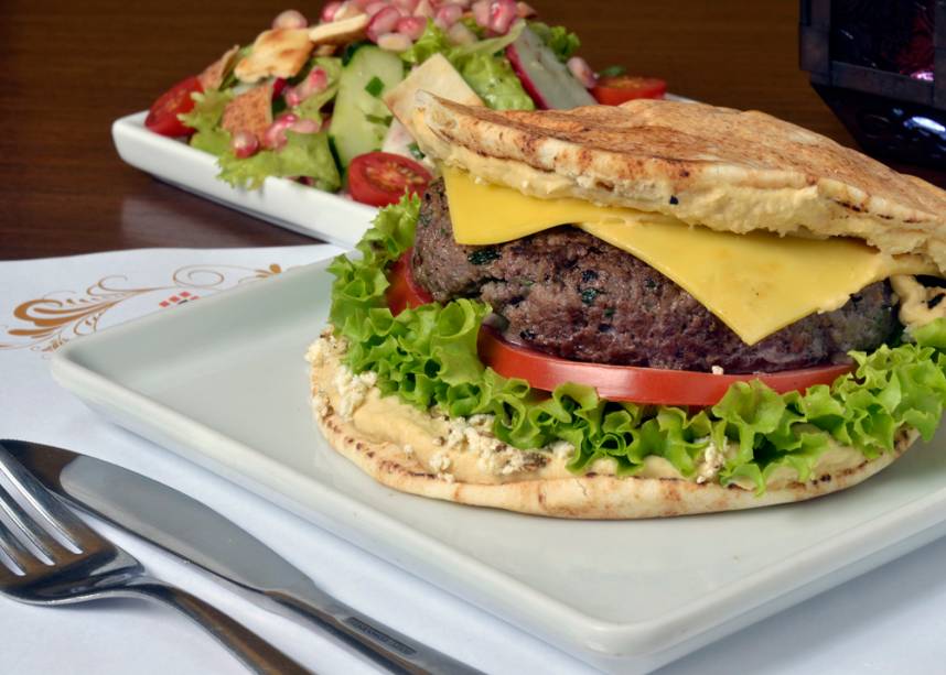 O <a href="https://www.restaurantebaruk.com.br" rel="restaurante Baruk">restaurante Baruk</a> (<em>Alameda Raja Gabaglia, 160, Vila Olímpia e mais um endereço no Itaim Bibi</em>) serve no São Paulo Burguer Fest um sanduíche com 250 gramas de kafta, alface, tomate  queijos prato e chancliche no pão sírio O <a href="https://www.restaurantebaruk.com.br" rel="restaurante Baruk">restaurante Baruk</a> (<em>Alameda Raja Gabaglia, 160, Vila Olímpia e mais um endereço no Itaim Bibi</em>) serve no São Paulo Burguer Fest um sanduíche com 250 gramas de kafta, alface, tomate  queijos prato e chancliche no pão sírio