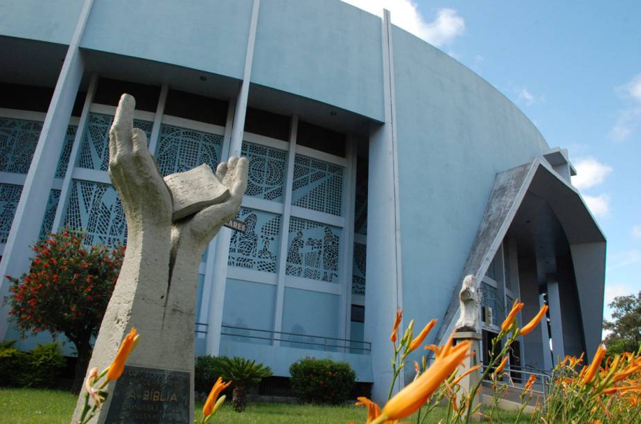 Inaugurada em 1985, a Basílica da Medianeira foi aberta 50 anos depois da sua idealização. Hoje, é um dos principais pontos religiosos da cidade. Seus belos vitrais representam cenas bíblicas