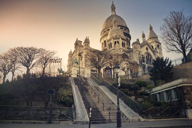 Ideal para um refúgio em meio às baixas temperaturas, a <a href="http://viajeaqui.abril.com.br/estabelecimentos/franca-paris-atracao-sacre-coeur" rel="Basílica de Sacre Coeur" target="_self">Basílica de Sacre Coeur</a> oferece uma visão incrível da cidade. Ela é o símbolo do bairo de Montmartre e está localizada no ponto mais alto de Paris