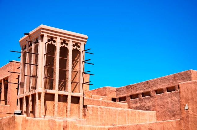 Torres de ventilação eram utilizadas para refrescar as casas em várias regiões do Golfo Pérsico, como aqui, em Bur Dubai