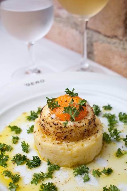 Batata, queijo de cabra e gema mole do restaurante Gero, em Ipanema, no Rio de Janeiro