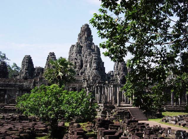 <strong>3. Bayon</strong>É ricamente decorado e localizado no centro de Angkor Thom, a cidade construída por Jayavarman VII. Foi erigido primeiramente como templo budista maaiana, depois modificado para servir como templo hinduísta e finalmente como templo budista, desta vez teravada