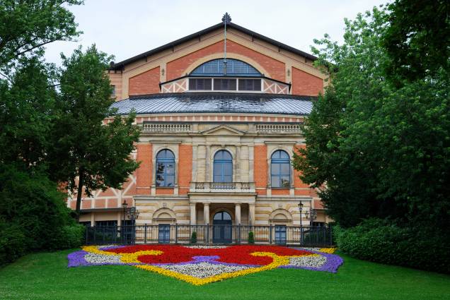 <a href="https://www.bayreuther-festspiele.de/en/" target="_blank" rel="noopener"><strong>Bayreuther</strong></a><strong>, Bayreuth, <a href="https://viajeaqui.abril.com.br/paises/alemanha" target="_blank" rel="noopener">Alemanha</a></strong> Construído em meados de 1875, esse teatro traduz o charme inspirado pela região romântica na qual a cidade se insere - a da <a href="https://viajeaqui.abril.com.br/cidades/alemanha-baviera" target="_self">Baviera</a>. Na época, o projeto foi considerado revolucionário pelos alemães, sendo concebido especialmente para abrigar a execução das obras do maestro e compositor Richard Wagner, um dos nomes mais emblemáticos da música clássica. Até hoje, suas obras seguem no favoritismo das apresentações da casa, sobretudo durante o festival da cidade, que costuma ocorrer entre julho e agosto <a href="https://www.bayreuther-festspiele.de/en/" target="_blank" rel="noopener"><strong>Bayreuther</strong></a><strong>, Bayreuth, <a href="https://viajeaqui.abril.com.br/paises/alemanha" target="_blank" rel="noopener">Alemanha</a></strong> Construído em meados de 1875, esse teatro traduz o charme inspirado pela região romântica na qual a cidade se insere - a da <a href="https://viajeaqui.abril.com.br/cidades/alemanha-baviera" target="_self">Baviera</a>. Na época, o projeto foi considerado revolucionário pelos alemães, sendo concebido especialmente para abrigar a execução das obras do maestro e compositor Richard Wagner, um dos nomes mais emblemáticos da música clássica. Até hoje, suas obras seguem no favoritismo das apresentações da casa, sobretudo durante o festival da cidade, que costuma ocorrer entre julho e agosto