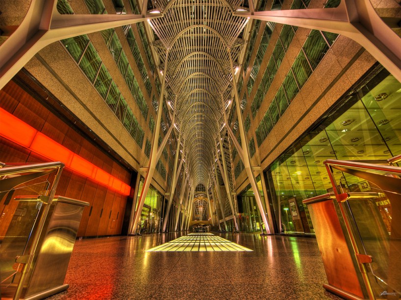 <strong>Allen Lambert Galleria, Toronto, Canadá</strong>            O grande átrio no centro comercial e financeiro de <a href="https://viajeaqui.abril.com.br/cidades/canada-toronto" rel="Toronto ">Toronto </a>é um projeto do espanhol Santiago Calatrava, mais conhecido por suas pontes e o complexo de projetos culturais de <a href="https://viajeaqui.abril.com.br/cidades/espanha-valencia" rel="Valência">Valência</a>. Sua luminosidade e sensação de amplitude tornaram o local um dos passeios favoritos da maior metrópole canadense