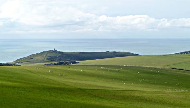 <strong>Beachy Head, Inglaterra</strong> Cenário de filmes, comerciais e até capas de disco, este belo gramadão cai mais de 150 metros rumo ao mar. Veja a foto seguinte. <a href="https://www.booking.com/searchresults.pt-br.html?aid=332455&lang=pt-br&sid=eedbe6de09e709d664615ac6f1b39a5d&sb=1&src=index&src_elem=sb&error_url=https%3A%2F%2Fwww.booking.com%2Findex.pt-br.html%3Faid%3D332455%3Bsid%3Deedbe6de09e709d664615ac6f1b39a5d%3Bsb_price_type%3Dtotal%26%3B&ss=Londres%2C+%E2%80%8BGrande+Londres%2C+%E2%80%8BReino+Unido&checkin_monthday=&checkin_month=&checkin_year=&checkout_monthday=&checkout_month=&checkout_year=&no_rooms=1&group_adults=2&group_children=0&from_sf=1&ss_raw=Inglaterra&ac_position=0&ac_langcode=xb&dest_id=-2601889&dest_type=city&search_pageview_id=baa3779a56930412&search_selected=true&search_pageview_id=baa3779a56930412&ac_suggestion_list_length=5&ac_suggestion_theme_list_length=0&district_sel=0&airport_sel=0&landmark_sel=0" target="_blank" rel="noopener"><em>Busque hospedagens na Inglaterra no Booking.com</em></a> <strong>Beachy Head, Inglaterra</strong> Cenário de filmes, comerciais e até capas de disco, este belo gramadão cai mais de 150 metros rumo ao mar. Veja a foto seguinte. <a href="https://www.booking.com/searchresults.pt-br.html?aid=332455&lang=pt-br&sid=eedbe6de09e709d664615ac6f1b39a5d&sb=1&src=index&src_elem=sb&error_url=https%3A%2F%2Fwww.booking.com%2Findex.pt-br.html%3Faid%3D332455%3Bsid%3Deedbe6de09e709d664615ac6f1b39a5d%3Bsb_price_type%3Dtotal%26%3B&ss=Londres%2C+%E2%80%8BGrande+Londres%2C+%E2%80%8BReino+Unido&checkin_monthday=&checkin_month=&checkin_year=&checkout_monthday=&checkout_month=&checkout_year=&no_rooms=1&group_adults=2&group_children=0&from_sf=1&ss_raw=Inglaterra&ac_position=0&ac_langcode=xb&dest_id=-2601889&dest_type=city&search_pageview_id=baa3779a56930412&search_selected=true&search_pageview_id=baa3779a56930412&ac_suggestion_list_length=5&ac_suggestion_theme_list_length=0&district_sel=0&airport_sel=0&landmark_sel=0" target="_blank" rel="noopener"><em>Busque hospedagens na Inglaterra no Booking.com</em></a>