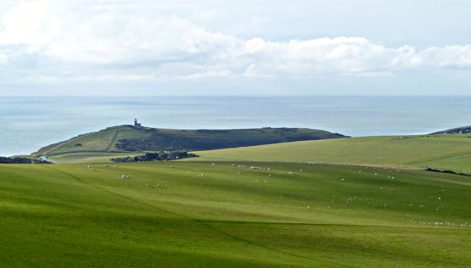 <strong>Beachy Head, Inglaterra</strong> Cenário de filmes, comerciais e até capas de disco, este belo gramadão cai mais de 150 metros rumo ao mar. Veja a foto seguinte. <a href="https://www.booking.com/searchresults.pt-br.html?aid=332455&lang=pt-br&sid=eedbe6de09e709d664615ac6f1b39a5d&sb=1&src=index&src_elem=sb&error_url=https%3A%2F%2Fwww.booking.com%2Findex.pt-br.html%3Faid%3D332455%3Bsid%3Deedbe6de09e709d664615ac6f1b39a5d%3Bsb_price_type%3Dtotal%26%3B&ss=Londres%2C+%E2%80%8BGrande+Londres%2C+%E2%80%8BReino+Unido&checkin_monthday=&checkin_month=&checkin_year=&checkout_monthday=&checkout_month=&checkout_year=&no_rooms=1&group_adults=2&group_children=0&from_sf=1&ss_raw=Inglaterra&ac_position=0&ac_langcode=xb&dest_id=-2601889&dest_type=city&search_pageview_id=baa3779a56930412&search_selected=true&search_pageview_id=baa3779a56930412&ac_suggestion_list_length=5&ac_suggestion_theme_list_length=0&district_sel=0&airport_sel=0&landmark_sel=0" target="_blank" rel="noopener"><em>Busque hospedagens na Inglaterra no Booking.com</em></a>