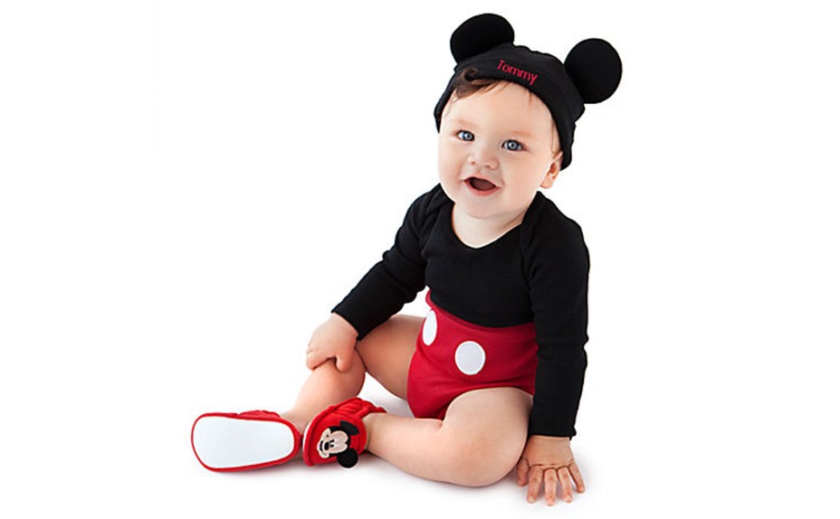 <strong>Disney Store</strong><br />  <br />  Fã do Mickey e seus amigos? Então não deixe de dar uma passada na <a href="https://www.disneystore.com/" rel="Disney Store">Disney Store</a>. Divirta-se entre roupas e brinquedos dos personagens dos filmes <em>Aladdin</em>, <em>A Bela e a Fera</em>, <em>Carros</em> e <em>Procurando Nemo.</em><br />  <br />  Lojas:<br />  1540 Broadway<br />  New York, NY 10036<br />  Tel.: (212) 626-2910<br />  Horário de funcionamento: de segunda a terça-feira, das 10h à 1h, quarta-feira, das 10h às 12h, quinta-feira, das 9h às 21h, sexta-feira, das 7h à 1h, sábado, das 10h à 1h, domingo das 10h à 1h<br />  <br />  The Florida Mall<br />  8001 So. Orange Blosson TrlSpace 466B<br />  Orlando, FL 32809<br />  Tel.: (407) 240-4114<br />  Horário de funcionamento: de segunda a quarta-feira, das 10h às 21h, sexta-feira, das 12h às 22h, sábado das 10h às 21h, domingo, das 12h às 18h <br />  <br />  401 Biscayne Boulevard<br />  Space S-113<br />  Miami, FL 33132<br />  Tel.: 1 (305) 371-7621<br />  Horário de funcionamento: segunda à quarta-feira, das 10h às 21h30, sexta-feira, das 12h às 22h, sábado, das 10h às 21h30, domingo, das 12h às 20h<br />  <br />  The Shops At Sunset Place<br />  5701 Sunset DriveSuite 282<br />  South Miami, FL 33143<br />  Tel.: 1 (305) 666-4281<br />  Horário: de segunda à quarta-feira, das 11h às 21h, sexta-feira, das 5h às 23h, sábado, das 11h às 23h, domingo, das 11h às 21h. Fecha às quintas-feiras.<br />  <br />  Dadeland Mall 7527<br />  Space 1220<br />  Miami, FL 33156-7753<br />  Tel.: 1 (305) 669-1108<br />  Horário de funcionamento: segunda a quarta-feira, das 10h às 21h30, sexta-feira, das 12h às 22h, sábado, das 10h às 21h30, domingo, das 12h às 19h. Fecha às quintas-feiras<br />  <br />  The Falls<br />  8888 Southwest 136 Street<br />  Suite 560<br />  Miami, FL 33176<br />  Tel.: 1 (305) 252-6055<br />  Horário de funcionamento: segunda a quarta-feira, das 10h às 21h, sexta-feira, das 6h às 22h, sábado, das 10h às 21h, domingo, das 12h às 19h. Fecha às quintas-feiras.<br />  <br />  19575 Biscayne Boulevard<br />  Space 431<br />  Miami, FL 33180<br />  Tel.: 1 (305) 936-0653<br />  Horário: de segunda à quarta-feira, das 10h às 21h30, sexta-feira, das 12h às 22h, a sábado, das 10h às 21h30, domingo, das 12h às 20h