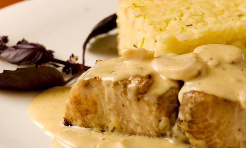Beijupirá ao vinho branco e cogumelos, servido com arroz de laranjas da Creperia e Bar Anjo Solto, em Recife, Pernambuco