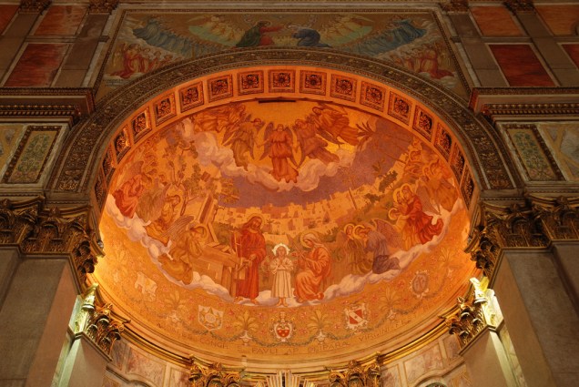 Detalhe da meia cúpula do altar da Basílica de Nazaré, em Belém (PA)