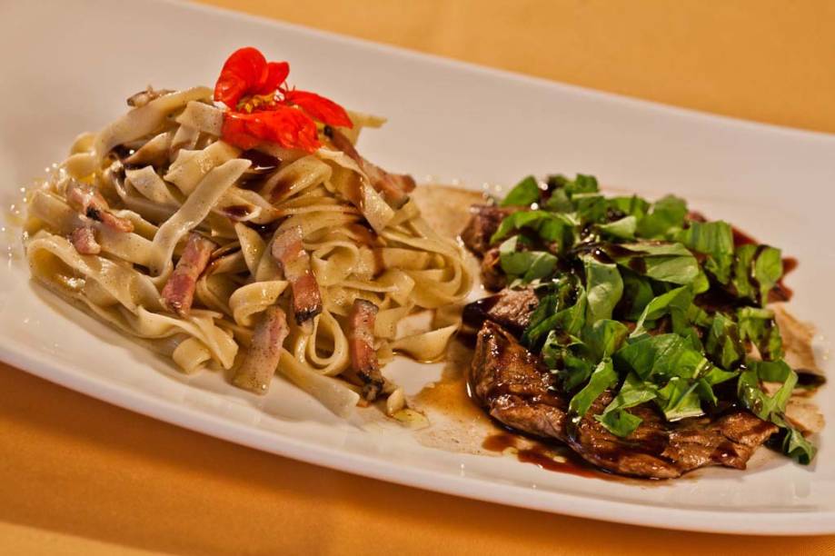 Para o almoço da .7ª edição da Brasília Restaurant Week, a casa <a href="https://viajeaqui.abril.com.br/estabelecimentos/br-df-brasilia-restaurante-belini" rel="Belini"><strong>Belini</strong></a> criou o straccetti di rucola al creme balsâmico