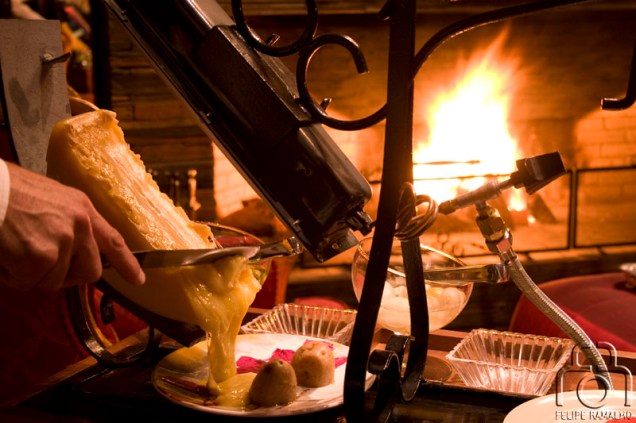 <strong><a href="https://viajeaqui.abril.com.br/estabelecimentos/br-rs-gramado-restaurante-belle-du-valais" rel="Belle du Valais, Gramado, Rio Grande do Sul">Belle du Valais, Gramado (RS)</a></strong><br /> A maior carta de vinhos da região acompanha e harmoniza dos pratos desta elegante casa. Pode-se escolher entre 250 rótulos para acompanhar a deliciosa fondue de raclette (foto), feita com o queijo derretido raspado, acompanhado de batatas, pepinos e cebolas em conserva caseira. A principal fondue é a feita com mistura de queijos holandeses e um toque de kirsch (aguardente de cereja). Quem prefere carne pode pedir a La Pierrade, com pedaços de filé-mignon e frango cozidos em pedra vulcânica, para ser experimentados com 14 molhos. <em>Av. das Hortênsias, 1432, (54) 3286-1744</em> <strong><a href="https://viajeaqui.abril.com.br/estabelecimentos/br-rs-gramado-restaurante-belle-du-valais" rel="Belle du Valais, Gramado, Rio Grande do Sul">Belle du Valais, Gramado (RS)</a></strong><br /> A maior carta de vinhos da região acompanha e harmoniza dos pratos desta elegante casa. Pode-se escolher entre 250 rótulos para acompanhar a deliciosa fondue de raclette (foto), feita com o queijo derretido raspado, acompanhado de batatas, pepinos e cebolas em conserva caseira. A principal fondue é a feita com mistura de queijos holandeses e um toque de kirsch (aguardente de cereja). Quem prefere carne pode pedir a La Pierrade, com pedaços de filé-mignon e frango cozidos em pedra vulcânica, para ser experimentados com 14 molhos. <em>Av. das Hortênsias, 1432, (54) 3286-1744</em>