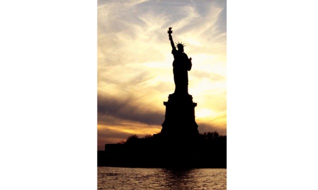"Fotografei a Estátua da Liberdade durante um passeiode barco pelo Rio Hudson, no finzinho da tarde. A cor do céu e o contraluz a deixaram ainda mais bonita.” — Haroldo Ledandeck, Diadema, SP