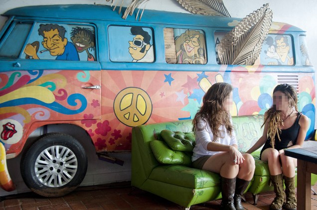 O ambiente colorido do Bendito Suco remete à época hippie dos anos 1970